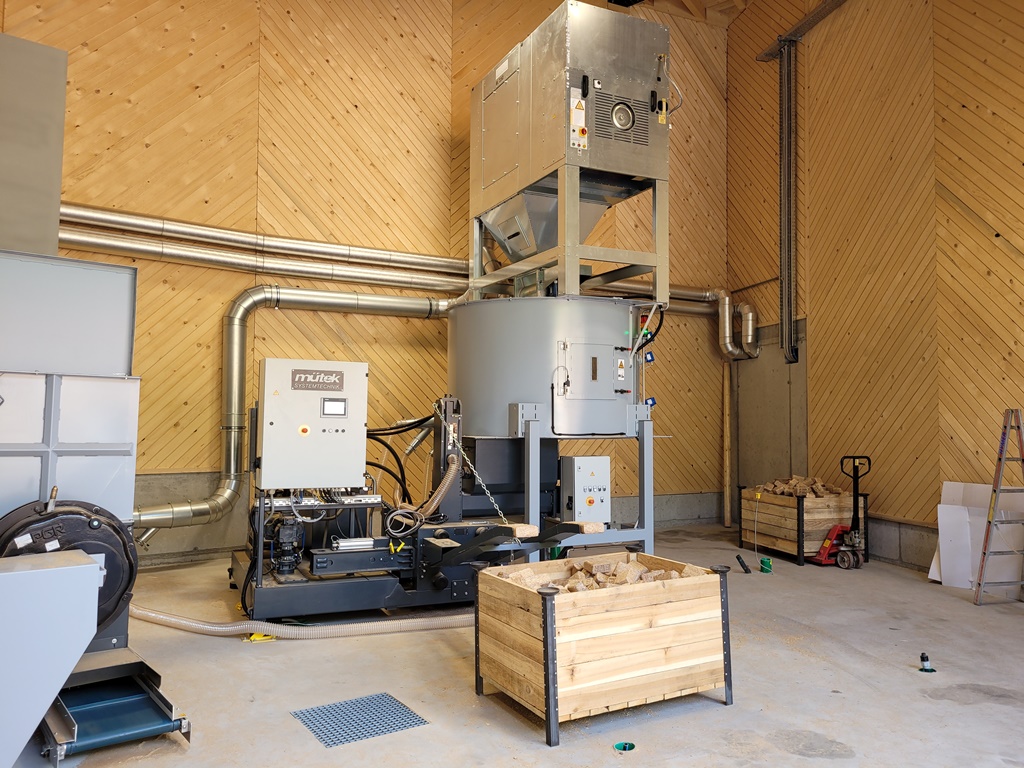 Brikettpresse mit Entstauber